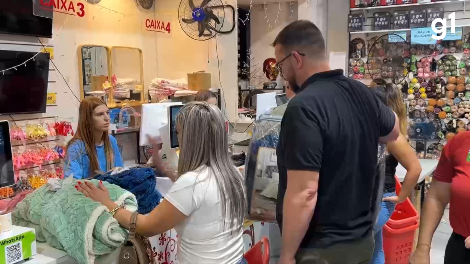 'Metade do preço': queda no dólar atrai turistas para compras na fronteira do RS com Uruguai