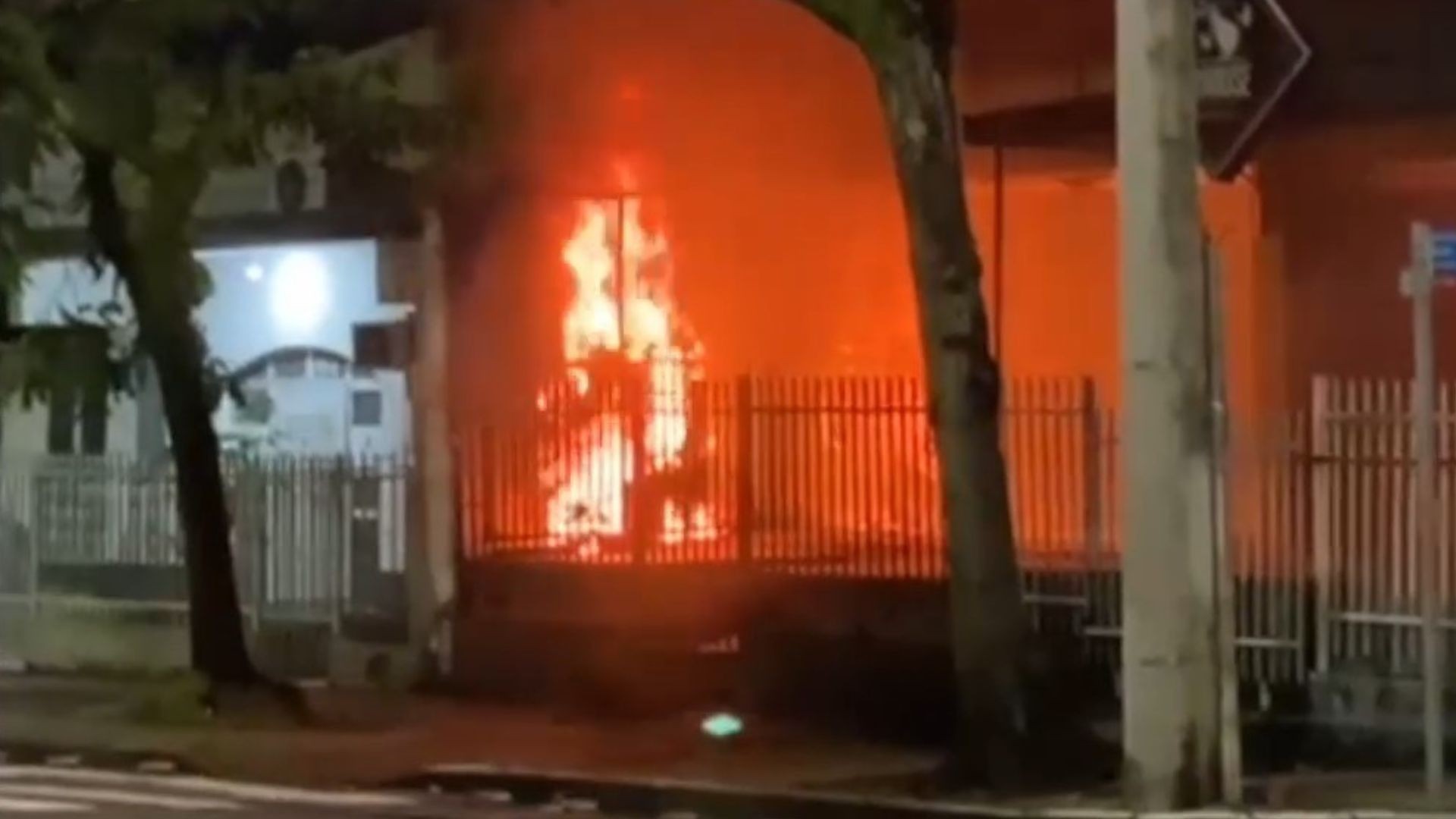 VÍDEO: padrão de energia pega fogo e afeta comércios e apartamentos em Vitória