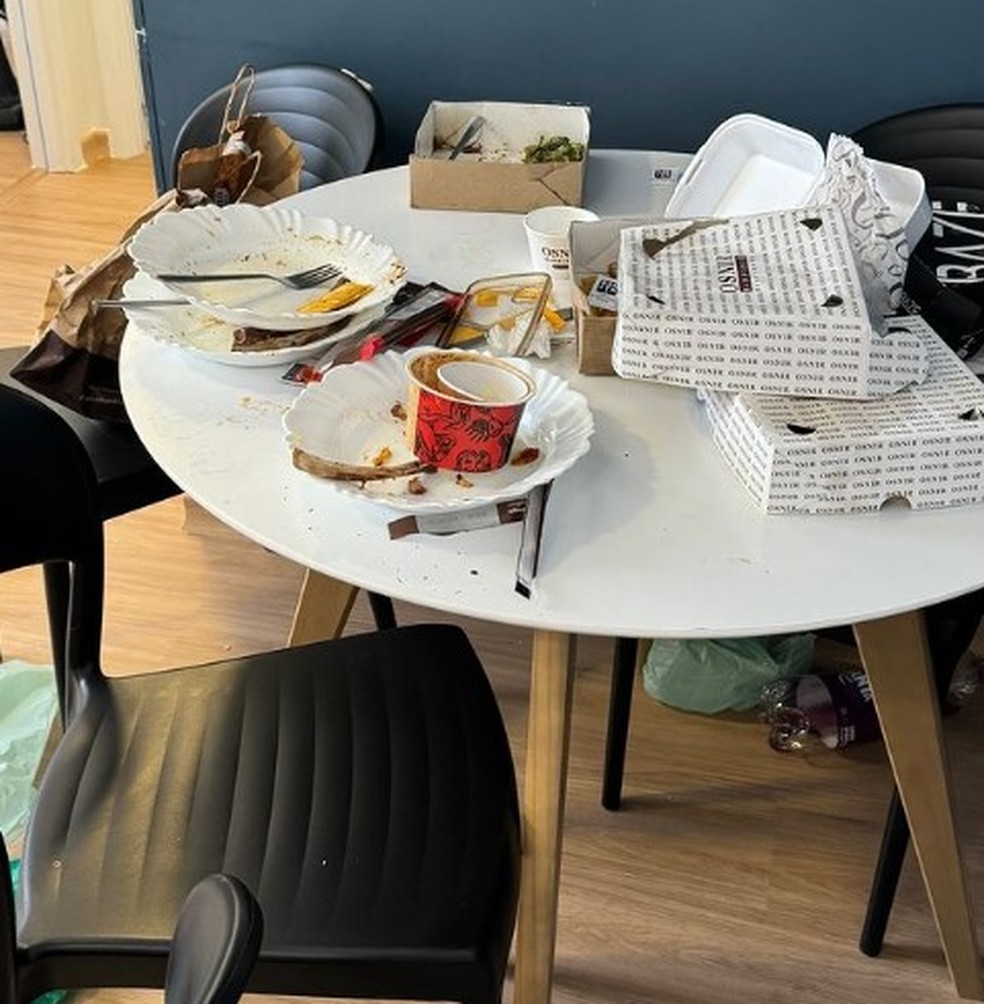 Pratos com restos de comida foram deixados em mesa de apartamento em SP — Foto: Arquivo Pessoal