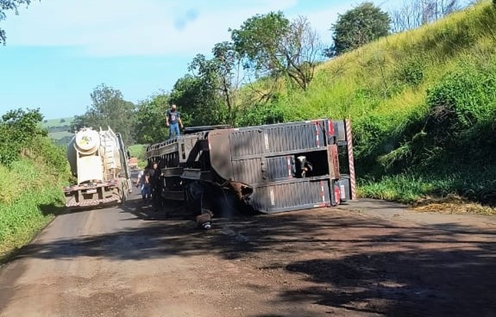   Carreta ainda permanece tombada na manh&atilde; dessa sexta-feira (14) no km 747 da BR-262.  &mdash; Foto: Concessionaria Triunfo/Divulga&ccedil;&atilde;o