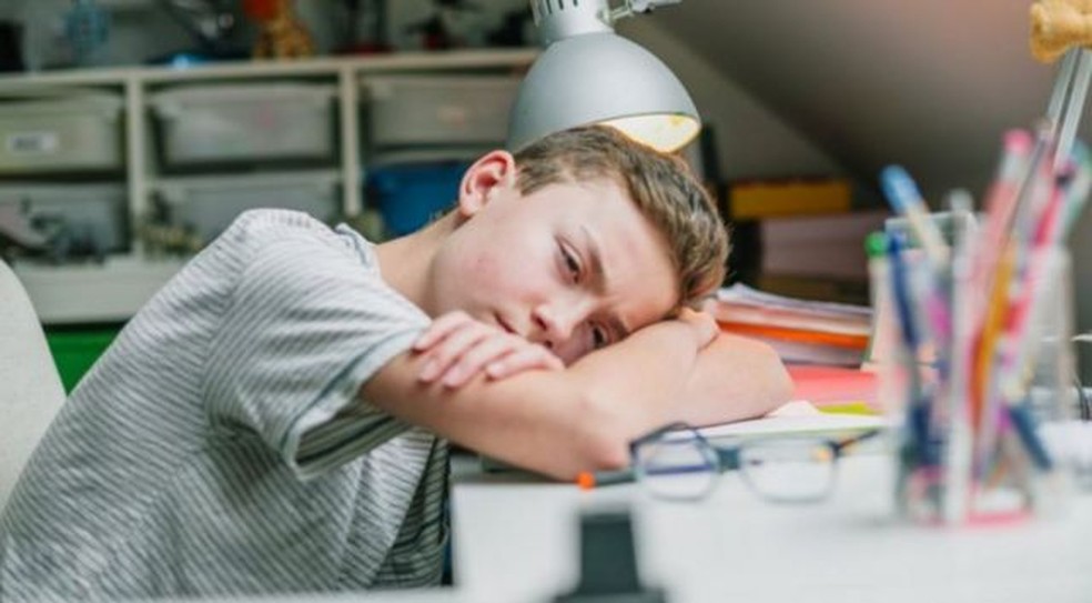 Irritabilidade e desinteresse por atividades são alguns dos sinais aos quais pais devem ficar atentos — Foto: GETTY IMAGES