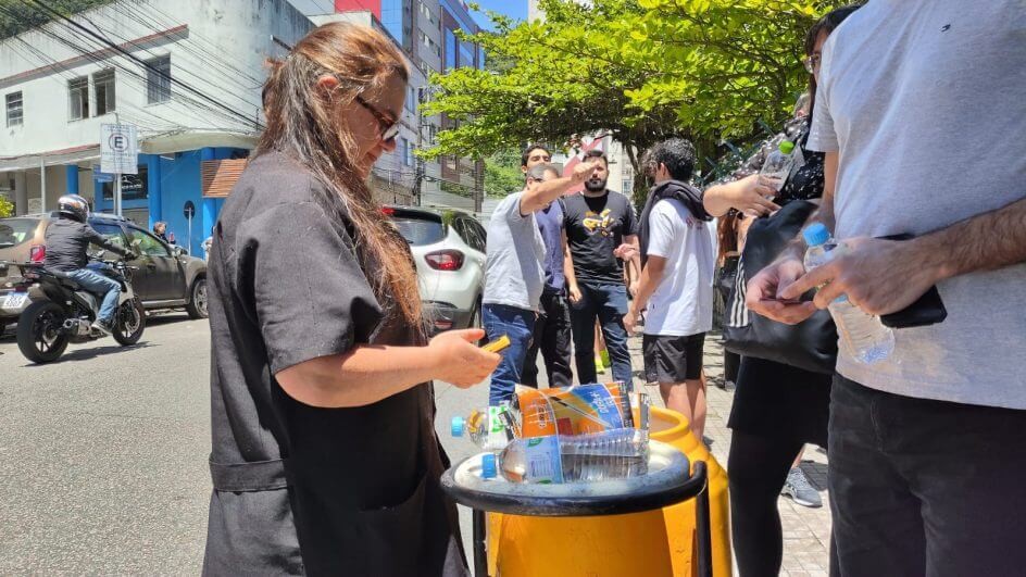 Mulher vende caneta a R$ 4 para estudantes que fazem Enem em SC: 'muita gente esqueceu' 