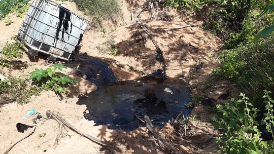 Empresa responsável por derramamento de óleo próximo ao Rio Pitimbu é notificada e tem 10 dias para fazer a limpeza do local - Foto: (Sérgio Henrique Santos / Inter TV Cabugi)