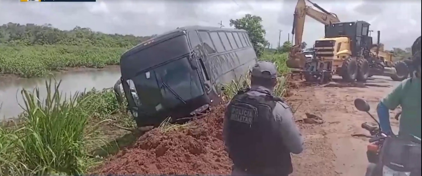 Ônibus que carregava grupo de evangélicos tomba às margens da MA-014, em Vitória do Mearim