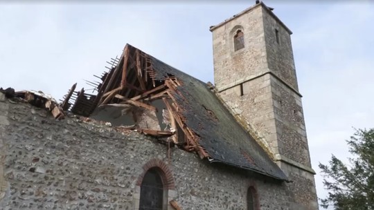 Teto de igreja do século XI na França desaba após tempestade, e prefeita se emociona: 'está devastada'