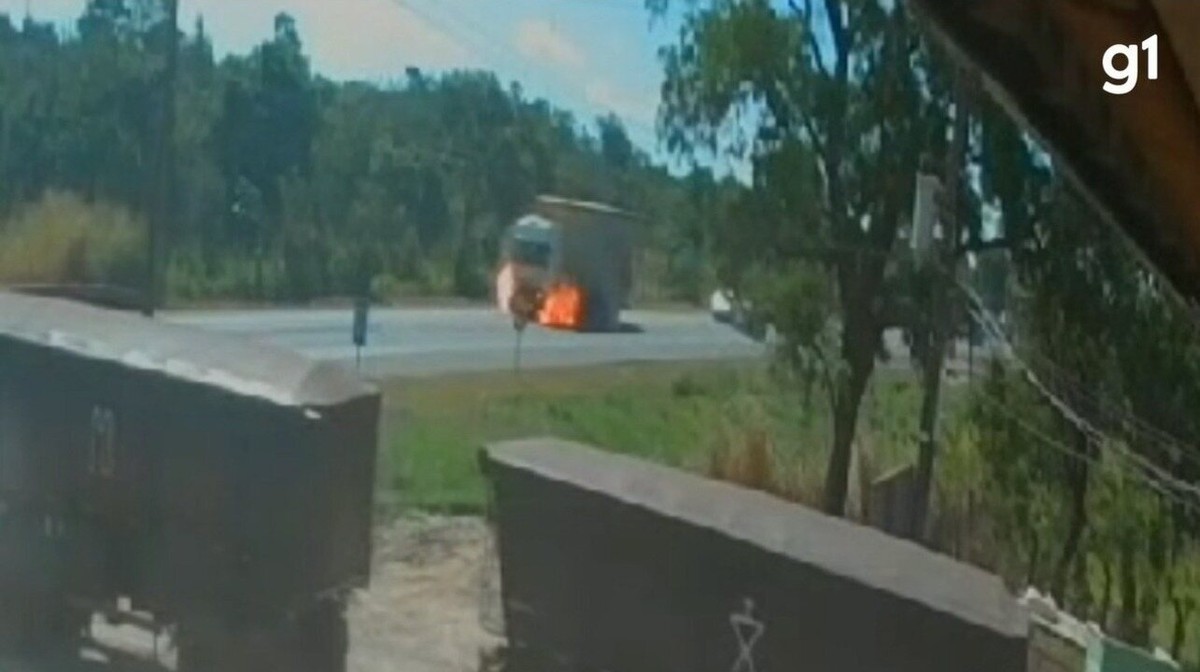 VÍDEO: Moto explode e piloto morre carbonizado após bater de frente com carreta na BR-163, em Campo Grande
