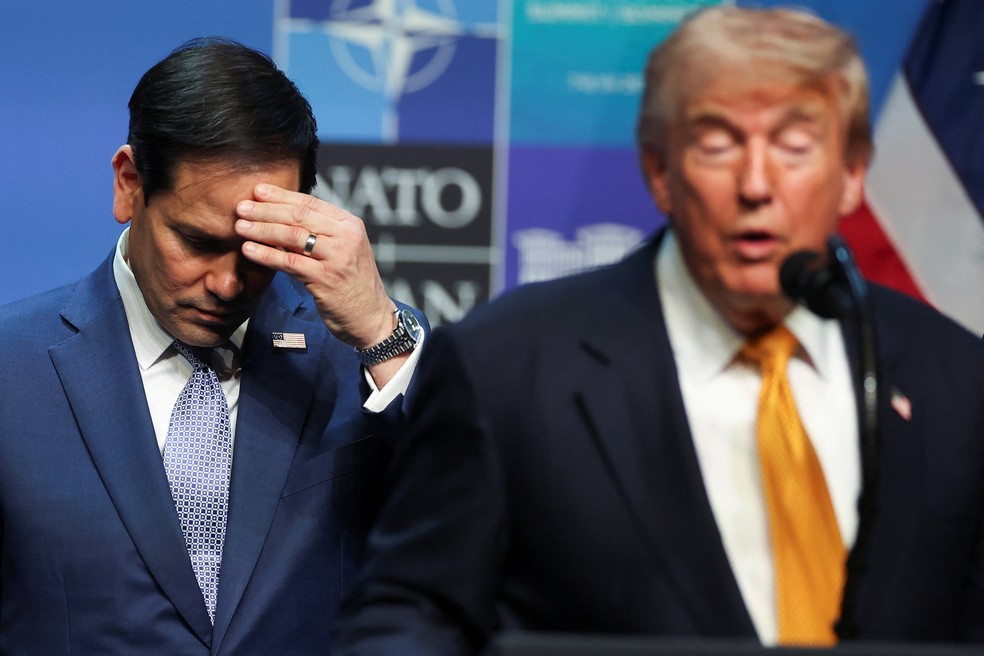 O secretário de Estado dos EUA, Marco Rubio, gesticula enquanto o presidente dos EUA, Donald Trump, fala com a imprensa no dia da cúpula de líderes da OTAN em Ancara, Turquia, em 8 de julho de 2026 — Foto: REUTERS/Umit Bektas