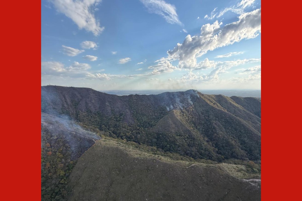 Incêndio florestal mobiliza bombeiros, helicóptero e aviões em Chapada dos Guimarães (MT) 