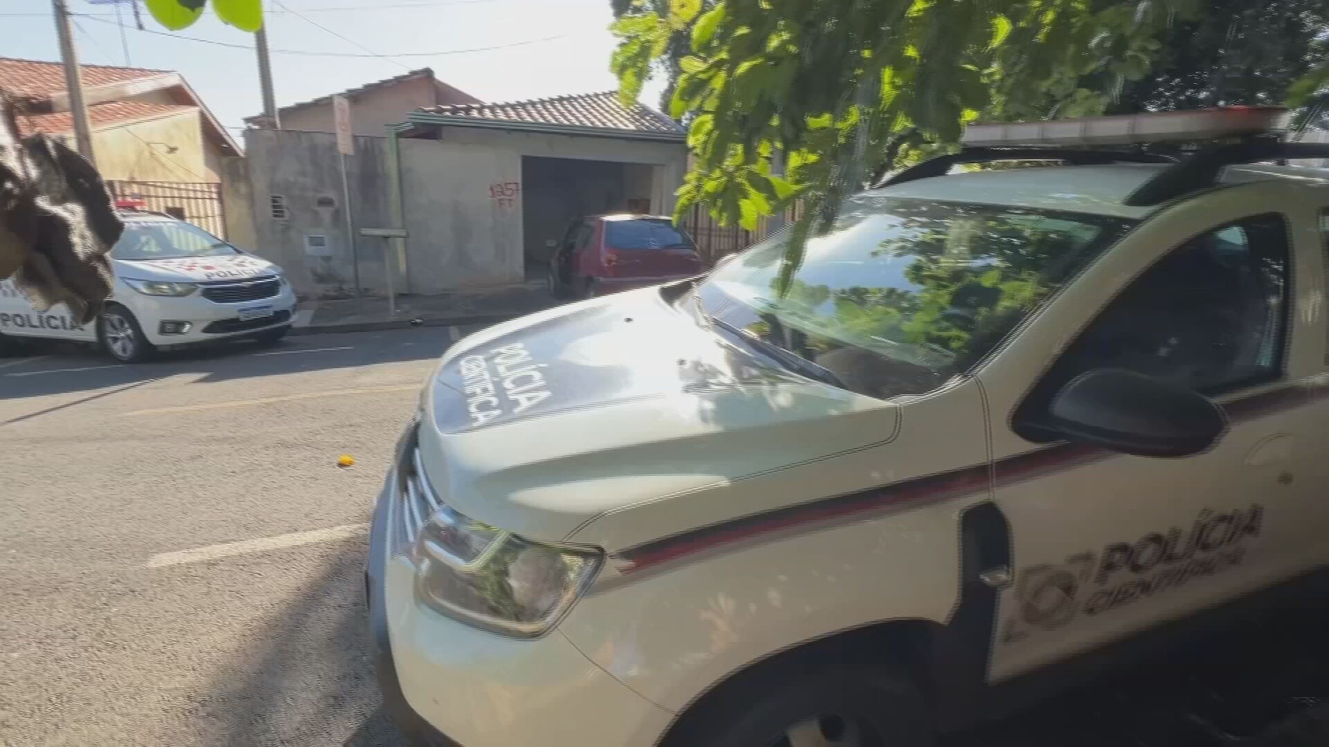 Casal é baleado em casa na presença dos filhos por suspeito procurado por estupro de vulnerável em Rio Preto