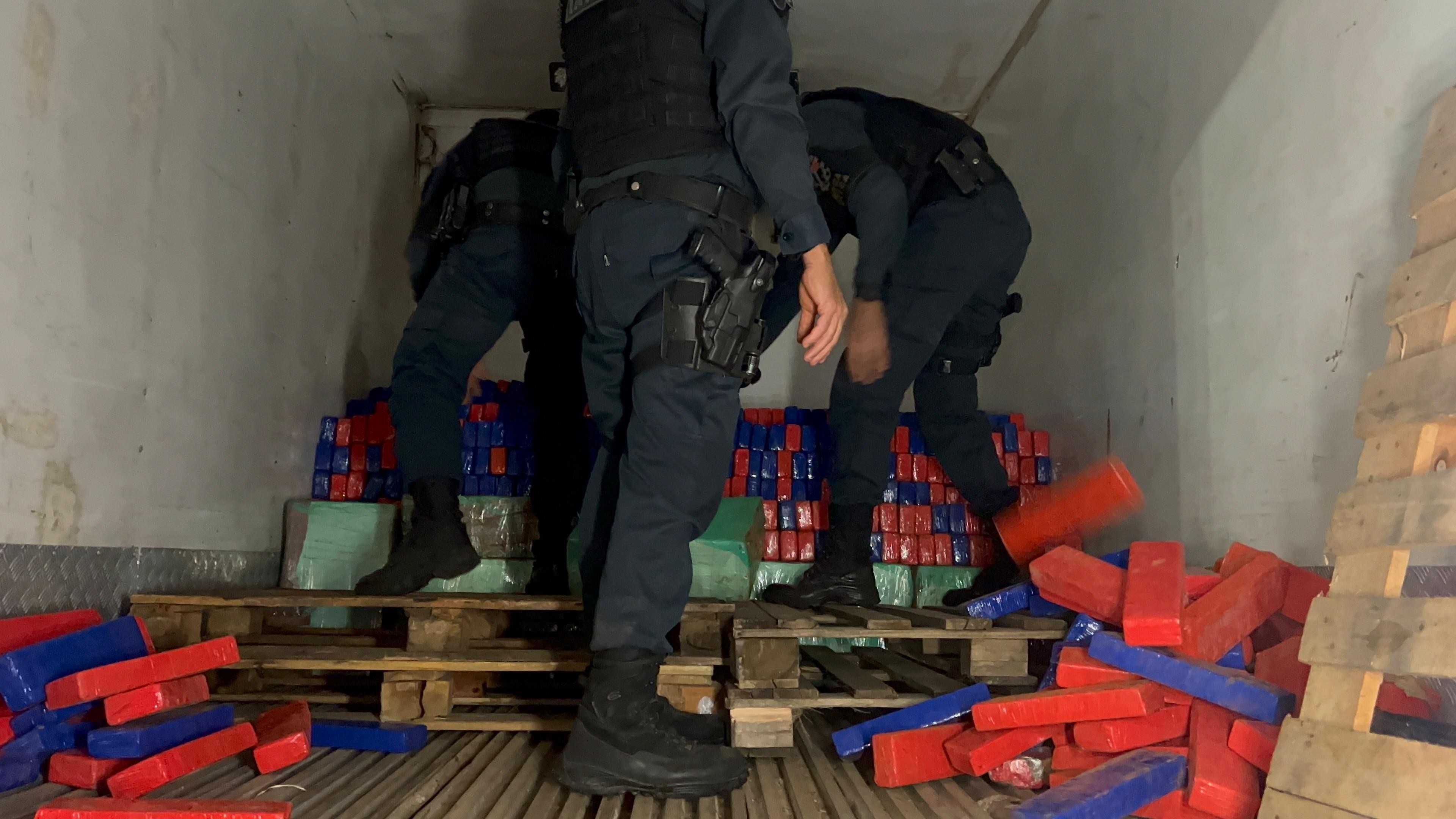 Polícia apreende duas toneladas de maconha em rodovia de Castilho