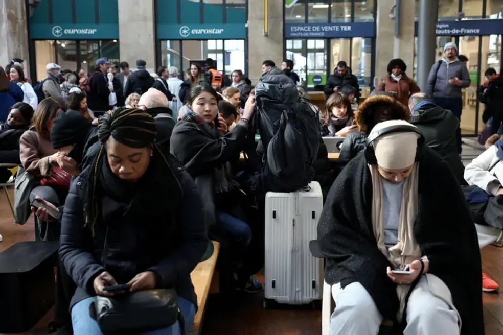 Muitos passageiros que tiveram os trens cancelados tentavam decidir o que fazer a seguir. — Foto: REUTERS/Benoit Tessier