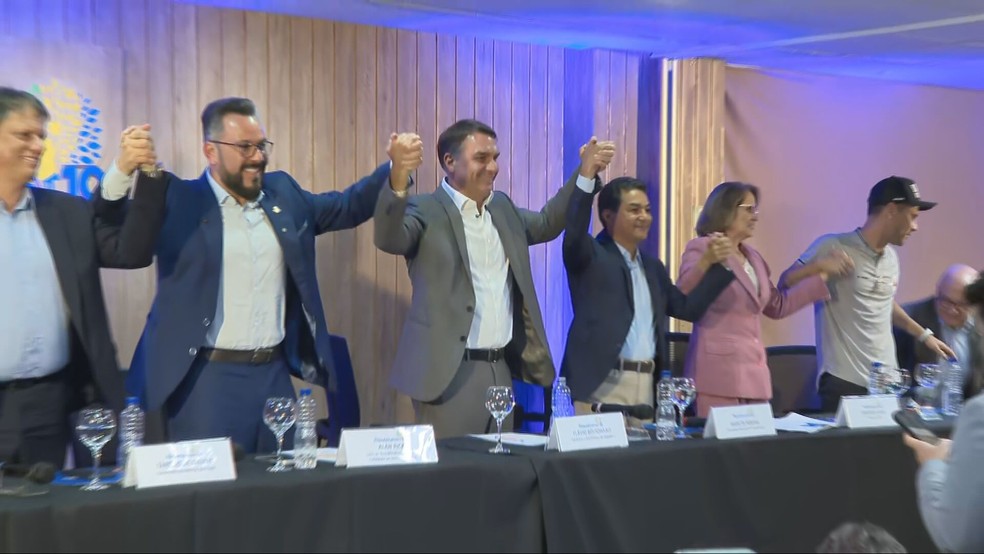 Flávio Bolsonaro (PL) e integrantes do partido Republicanos durante anuncio de apoio no segundo turno — Foto: Reprodução/ TV Globo