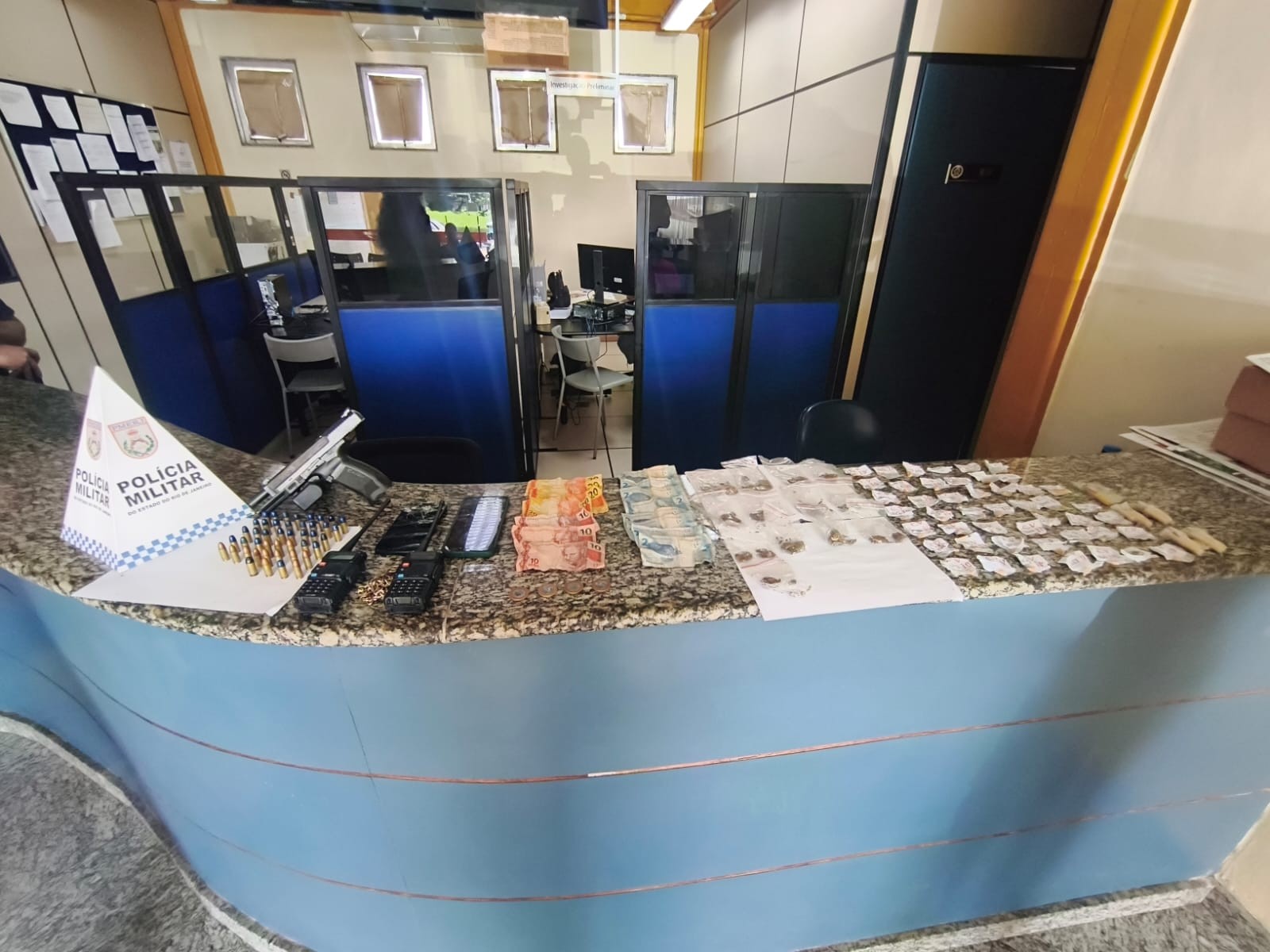 Jovem é preso e adolescente é apreendido com drogas e arma em Quatis