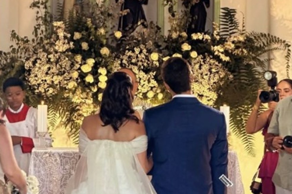 João Campos e Tabata Amaral se casaram em cerimônia na igreja da Praia dos Carneiros, no Litoral Sul de Pernambuco — Foto: Reprodução/Instagram