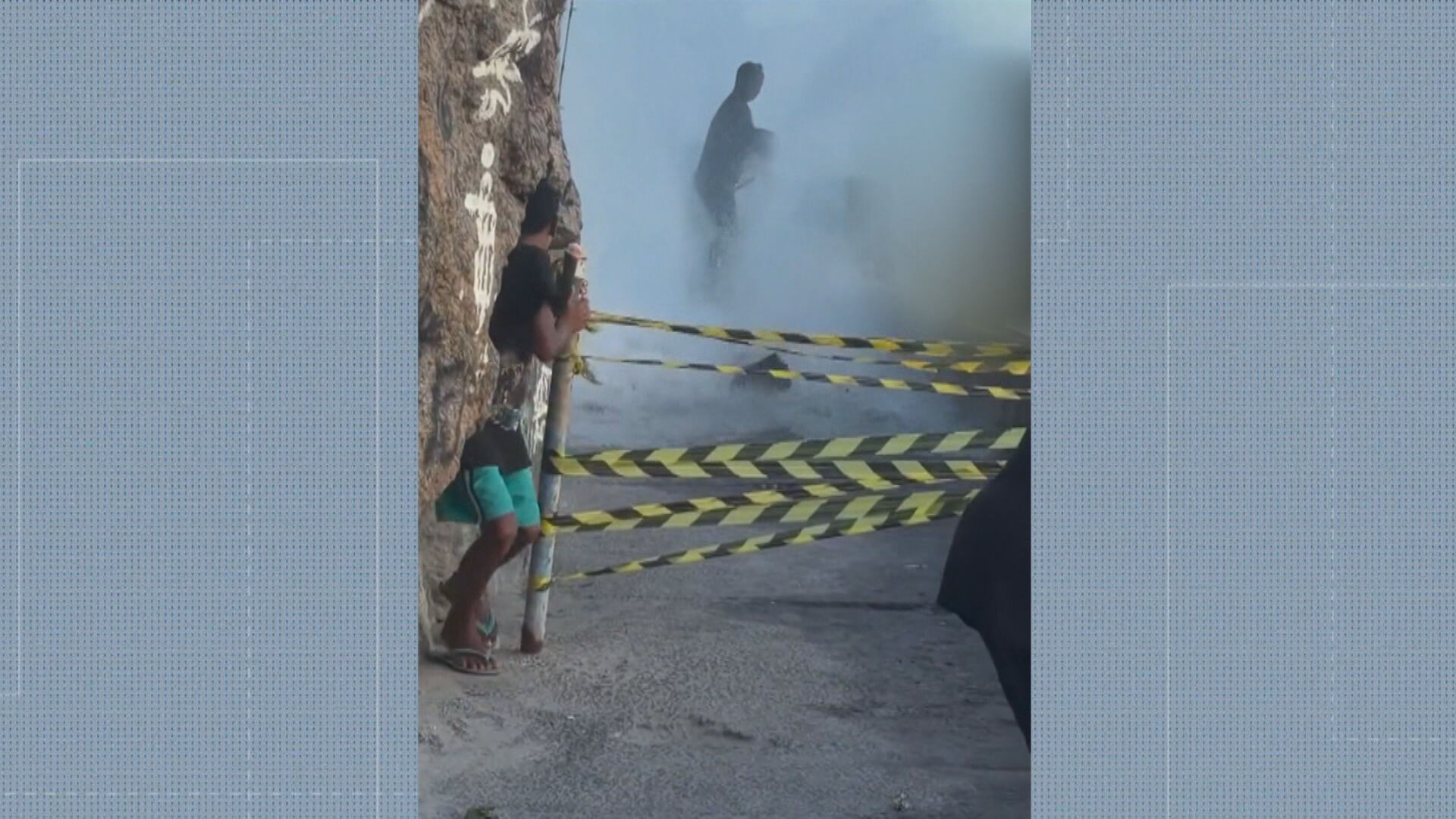 Ressaca com ondas de mais de 2,5 metros arrasta mulher que estava na mureta do Leme