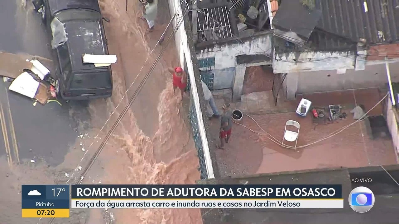 Adutora rompe, e água invade casas e arrasta carros no Jardim Veloso, em Osasco, na Grande SP 
