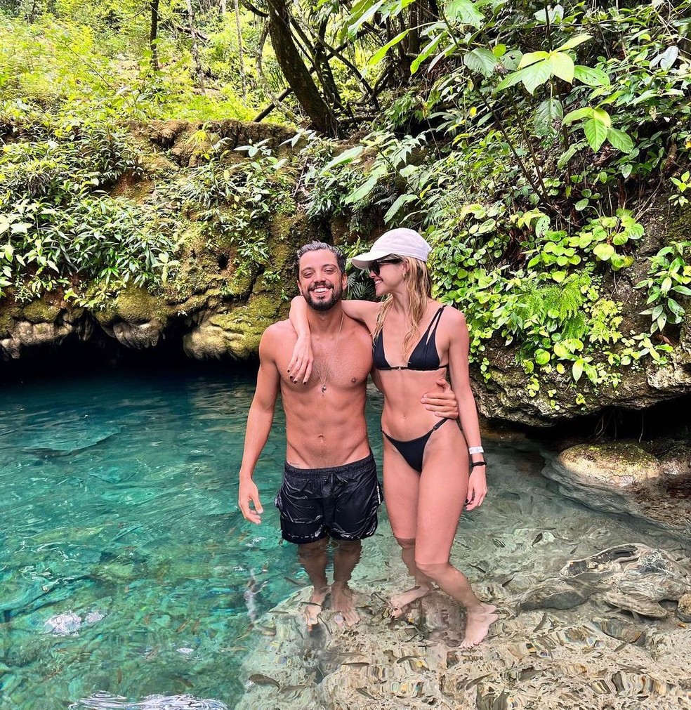 Agatha Moreira e Rodrigo Simas se aventuram em rapel, trilhas e
