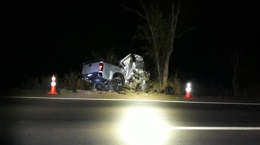 Homem morre após carro bater de frente com carreta na BR-251, em Unaí - D  NEWS JORNAL