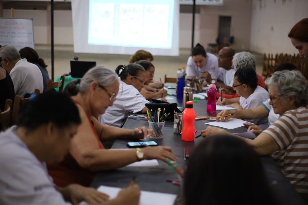 2 de 5
Livro com quase 40 autores resgata lembran&ccedil;as de idosos e incentiva arte com ilustra&ccedil;&otilde;es de xilogravuras em Bauru &mdash; Foto: Associa&ccedil;&atilde;o InteirA&ccedil;&atilde;o/Divulga&ccedil;&atilde;o