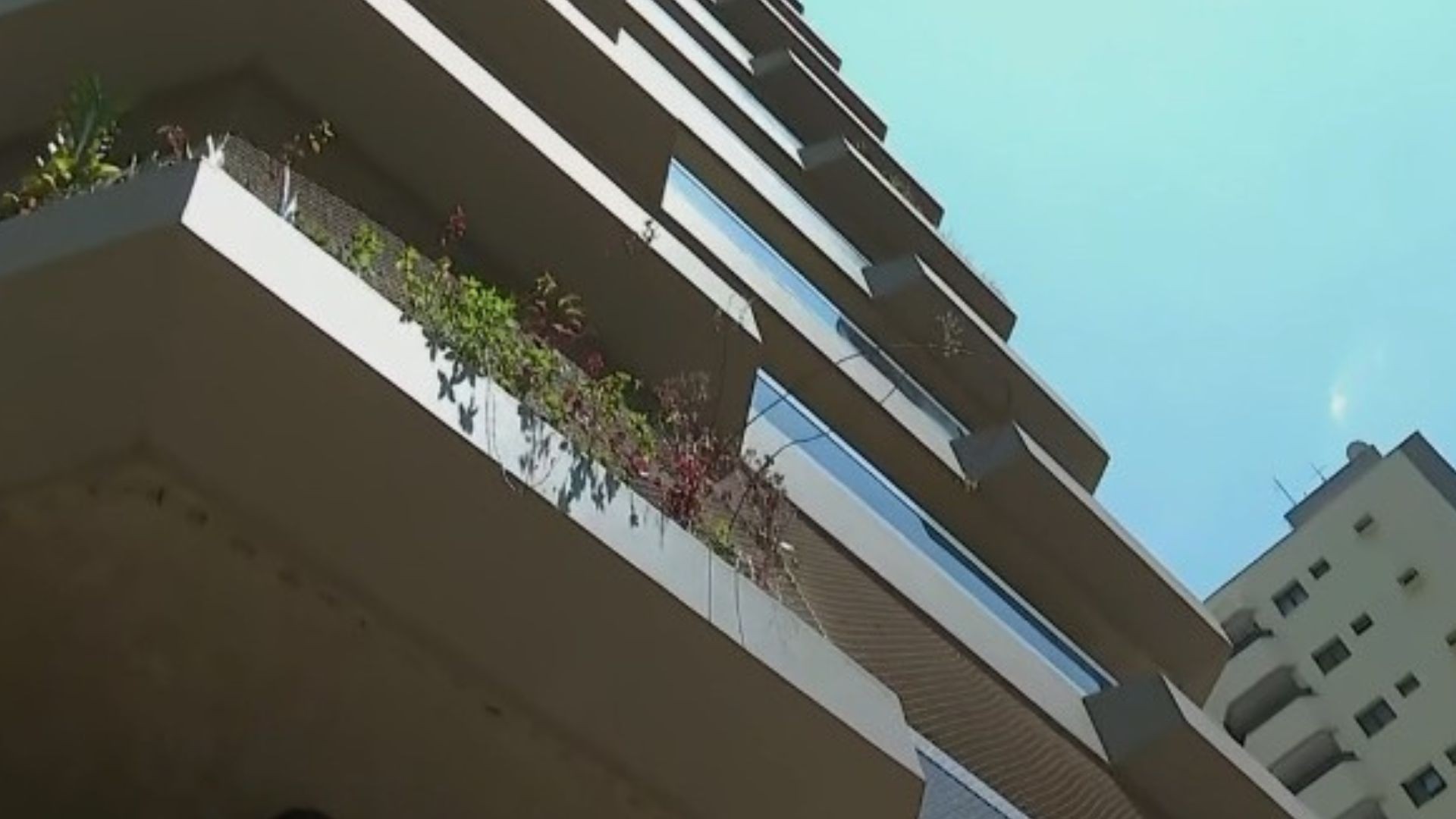 Quadrilha com perucas rende moradores, invade apartamentos e rouba dinheiro e joias em Ribeirão Preto