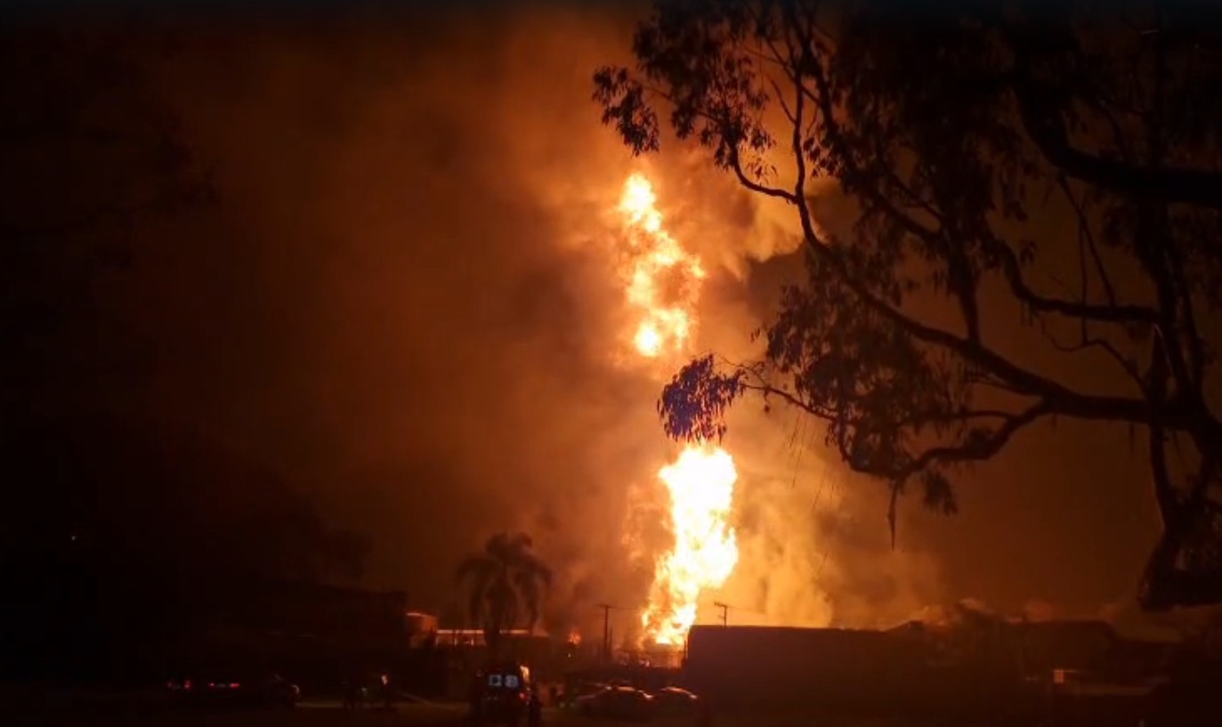 Explosões continuam em incêndio de indústria em Itaquaquecetuba | G1