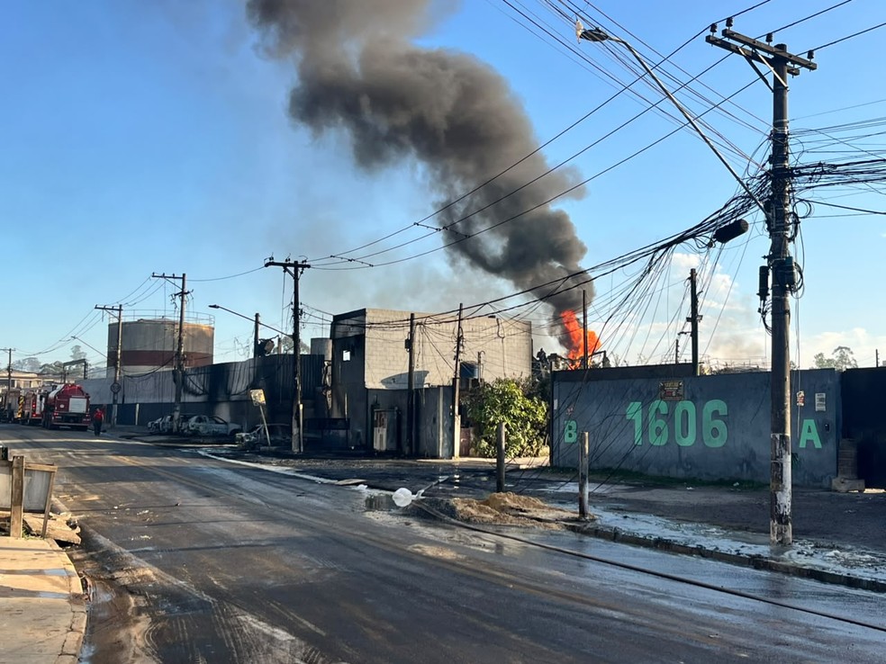 Incêndio em Itaquaquecetuba é controlado em fábrica de solvente | G1