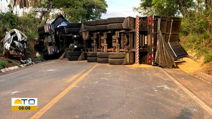 Rodovia que liga Palmas e Paraíso segue interditada após caminhão tombar na TO-080