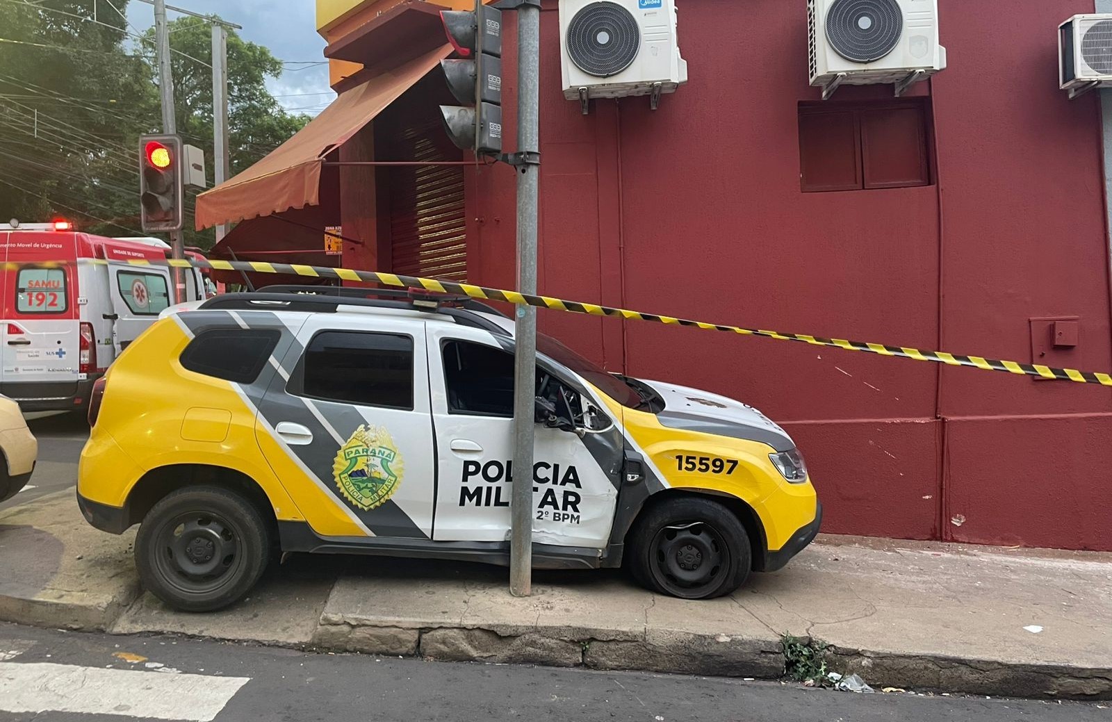 Homem furta viatura da PM, sofre acidente e morre, no Paraná