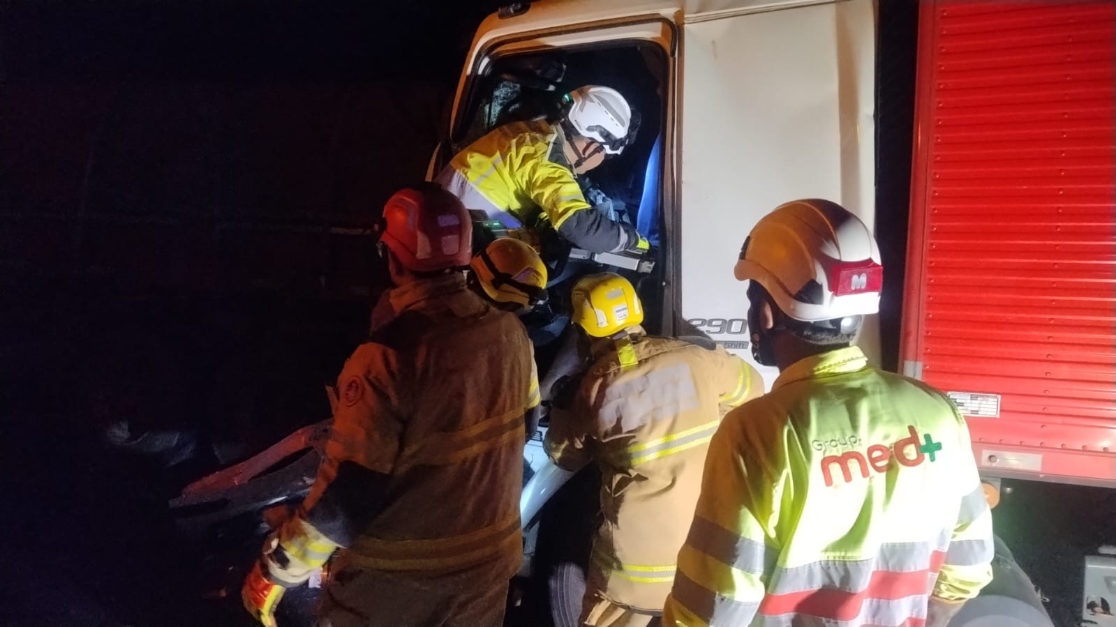 Motorista fica preso às ferragens após caminhão bater em carreta na BR-135