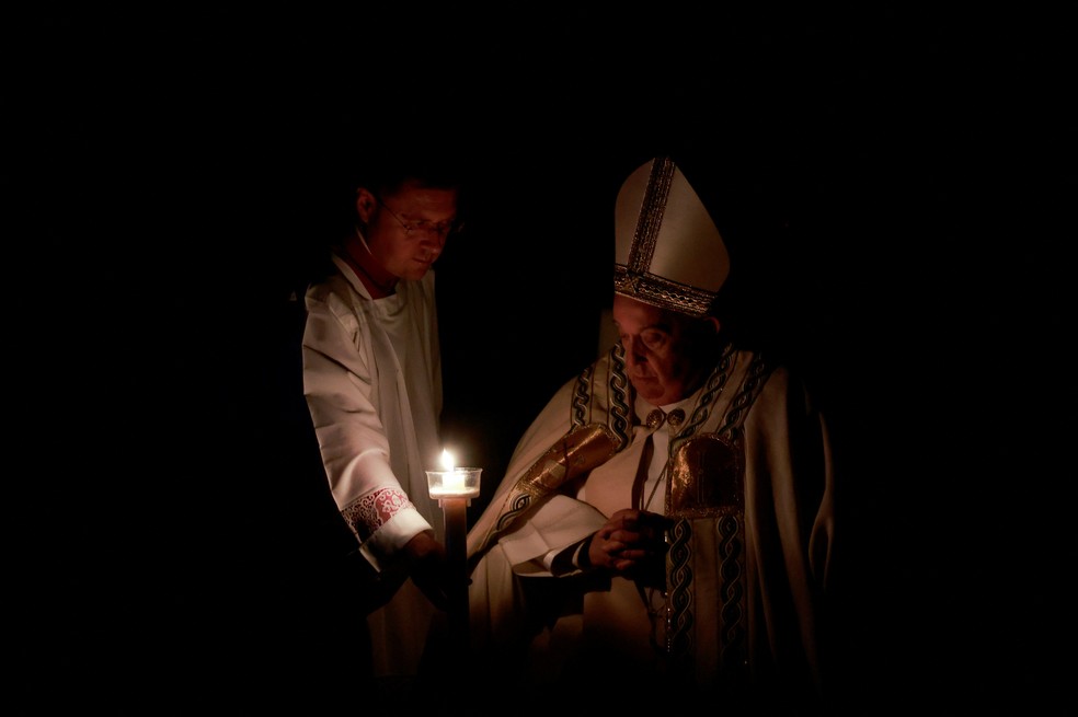 Papa na vigília de Páscoa na Basílica de São Pedro, em 30 de março de 2024 — Foto: Yara Nardi/Reuters