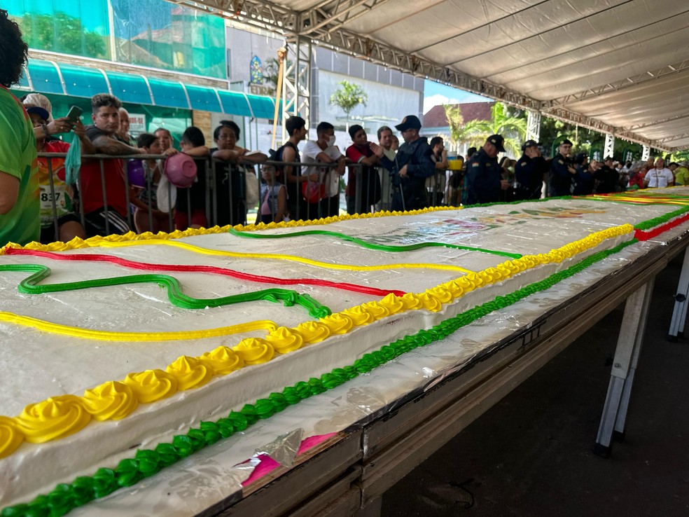 Corte do bolo de 50 metros no aniversário de Macapá — Foto: Rede Amazônica