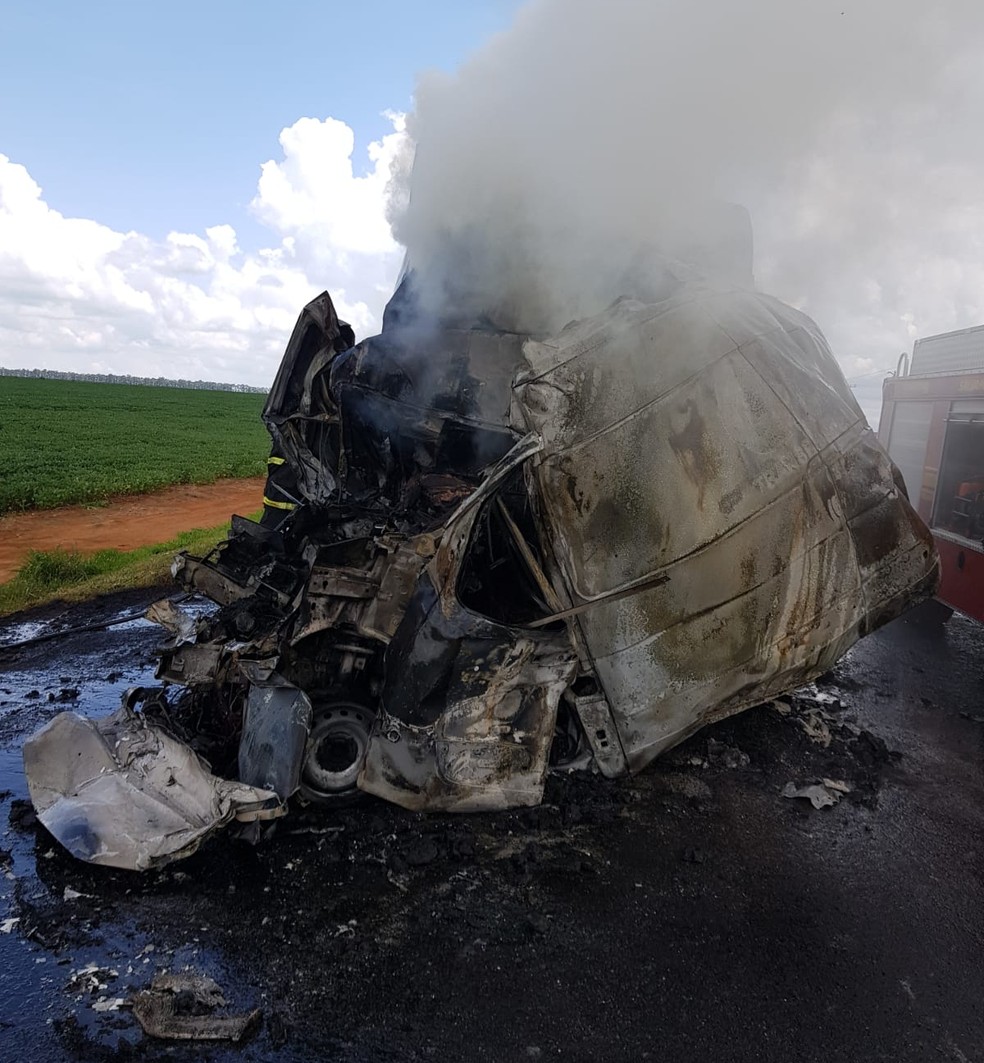 Veículos foram destruídos pelo fogo. — Foto: Divulgação