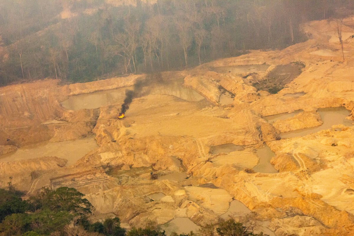 Máquinas furtadas para extrair ouro ilegalmente são encontradas em terra índigena alvo de garimpo em MT 