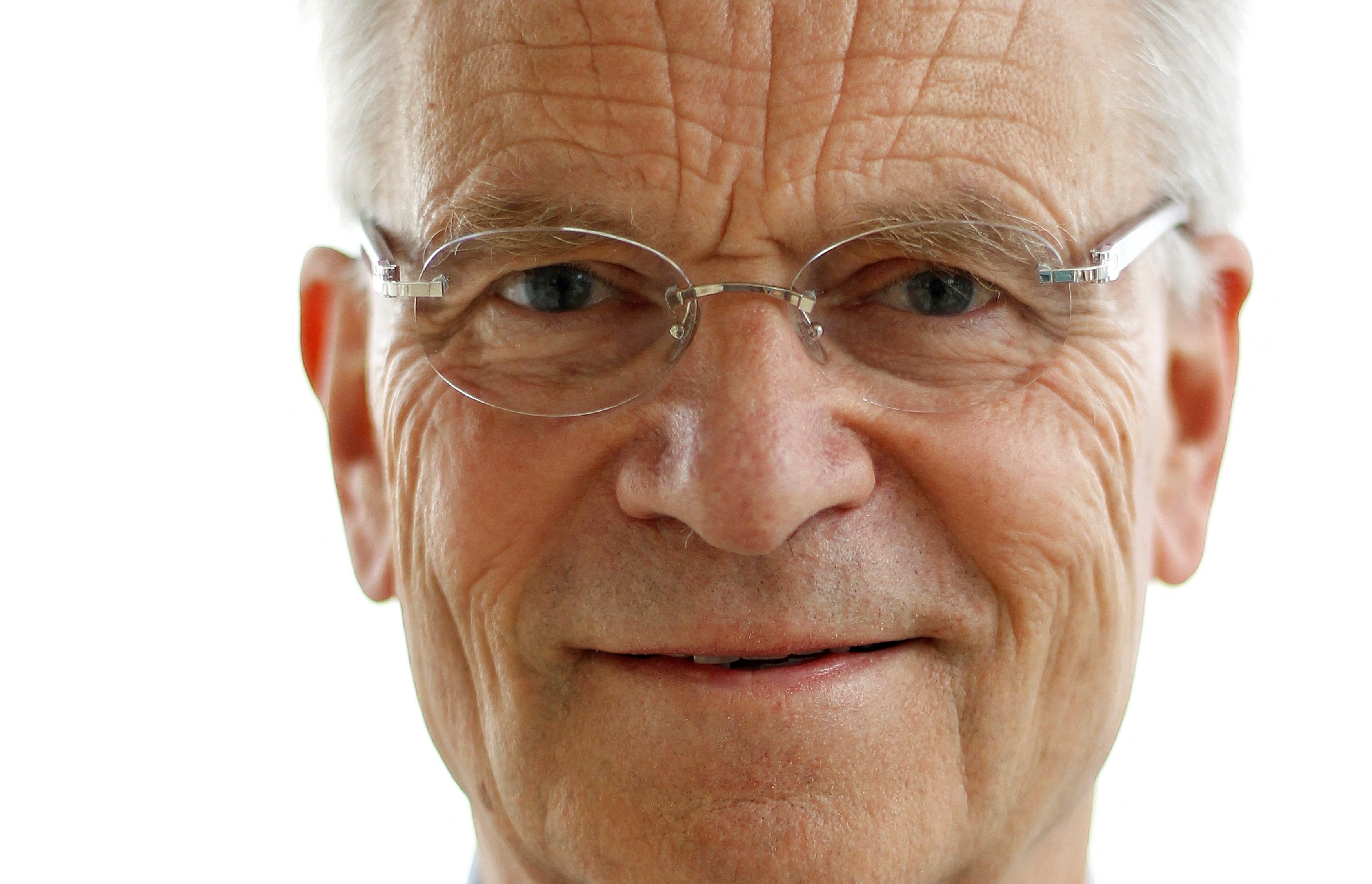 Escritor e político britânico Jeffrey Archer morre aos 86 anos