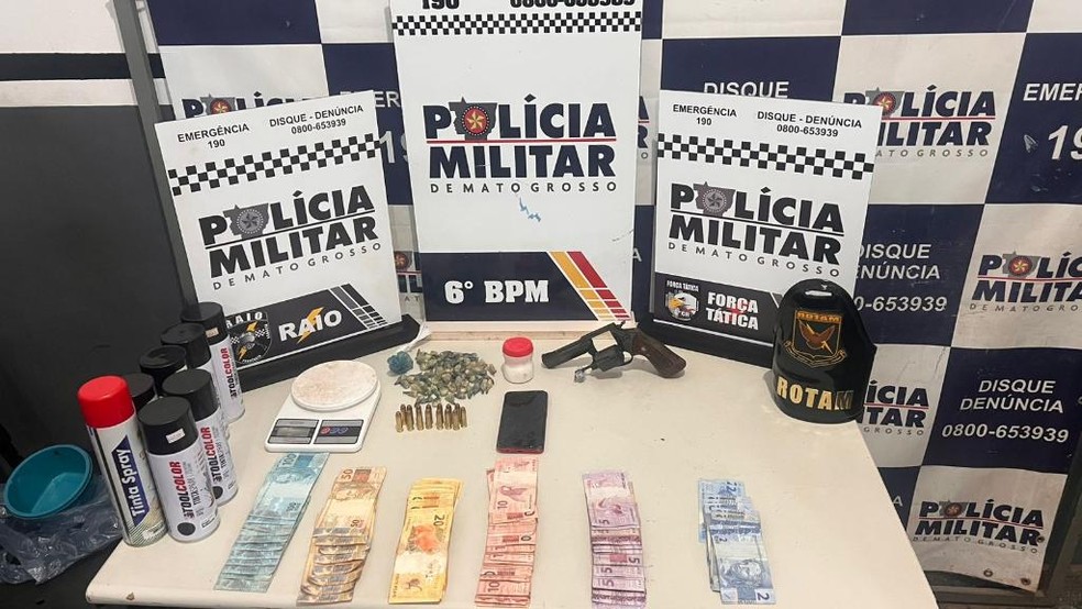 A polícia também apreendeu porções de drogas, um revólver e dezenas de munições — Foto: Reprodução