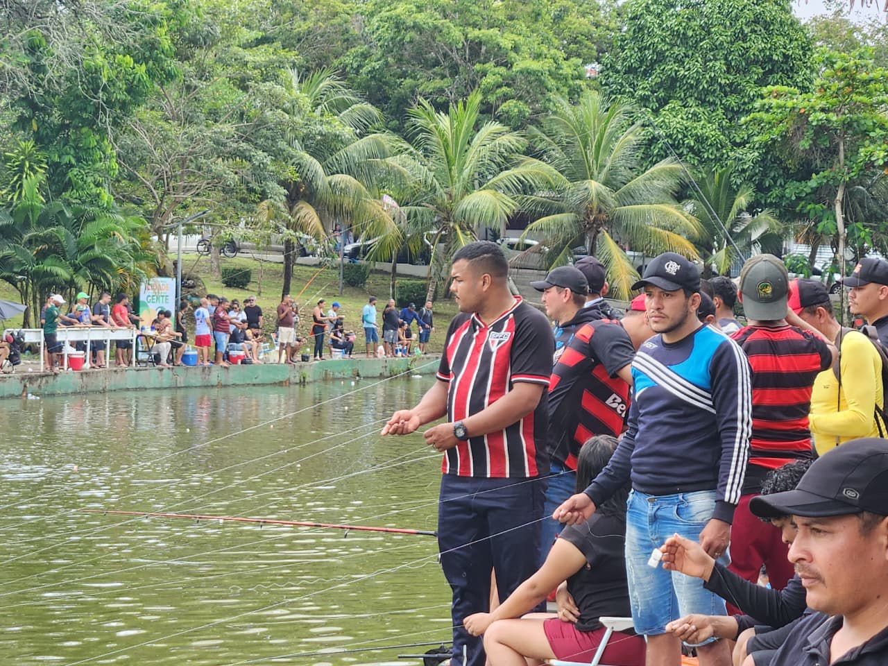Pescaria na Praça Floriano Peixoto reúne famílias durante o Dia do Trabalhador em Macapá
