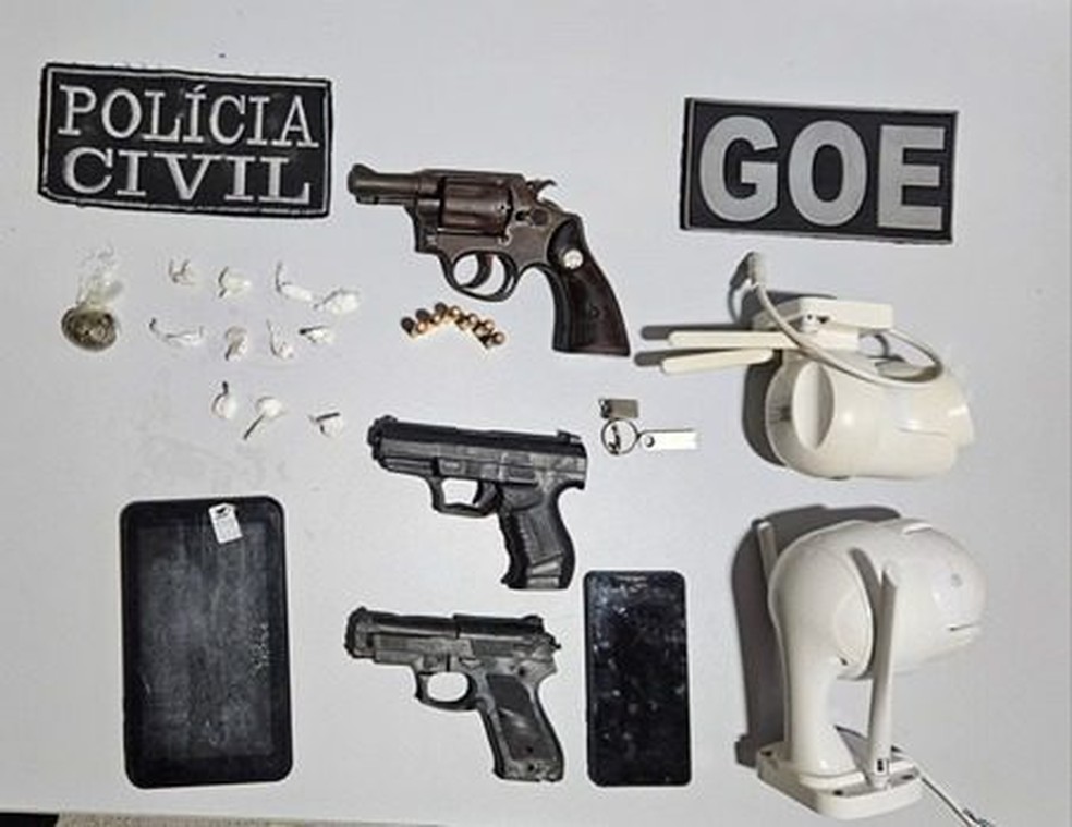 Nas residências dos investigados, os policiais apreenderam armas de fogo, tipo pistola e revólver, munições, cocaína, maconha, além de aparelhos celulares roubados e eletrônicos diversos — Foto: Divulgação/ PC-MA