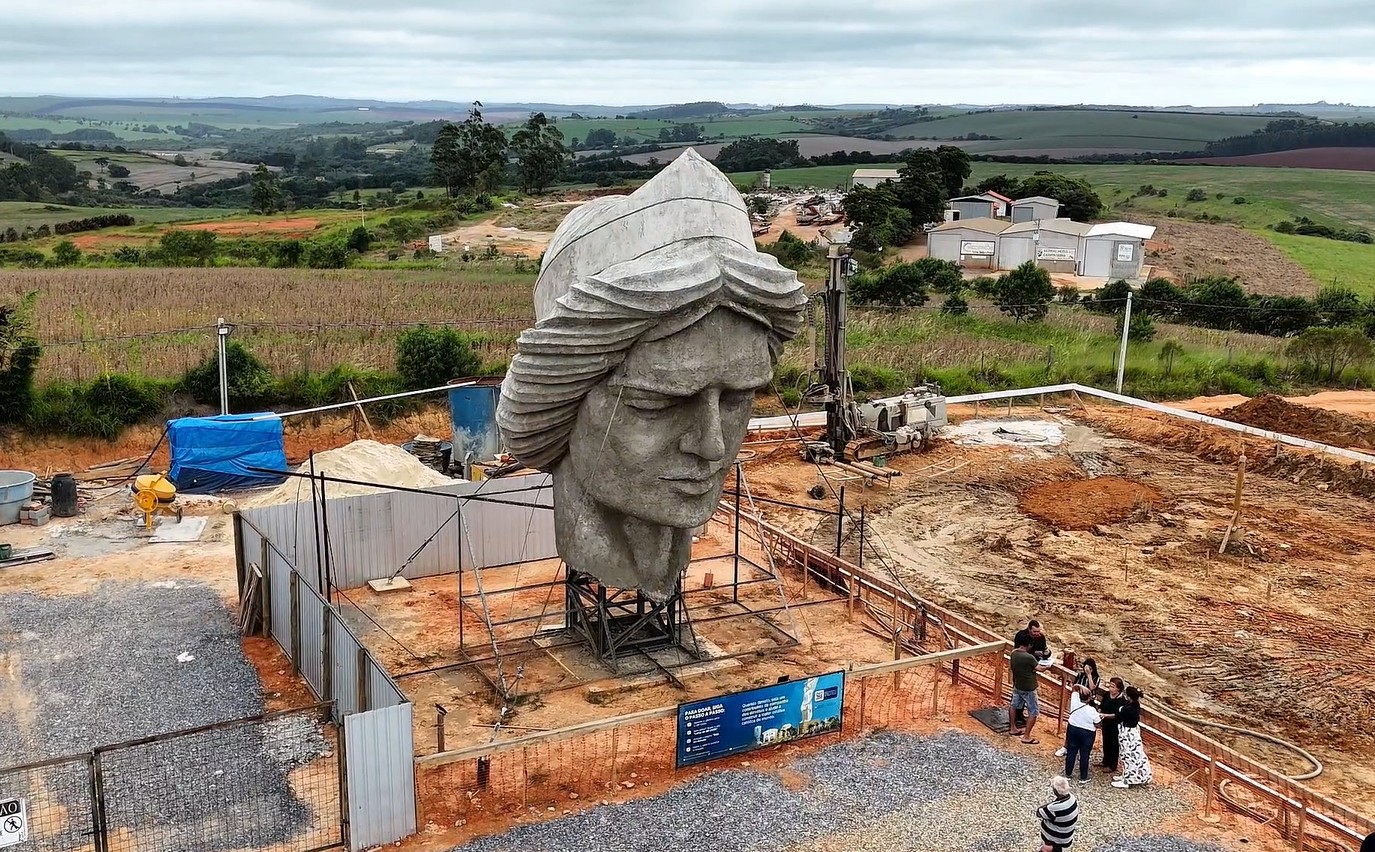 Imagem de São Miguel Arcanjo com quase o dobro do tamanho do Cristo deve ficar pronta em 2026; público pode visitar obra