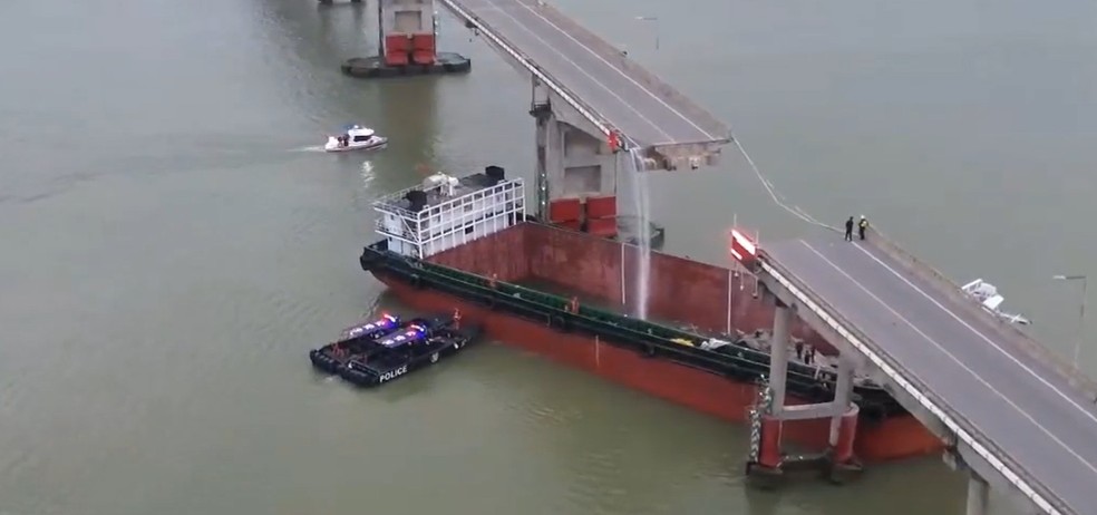 Embarcação bateu contra ponte no sul da China — Foto: CCTV