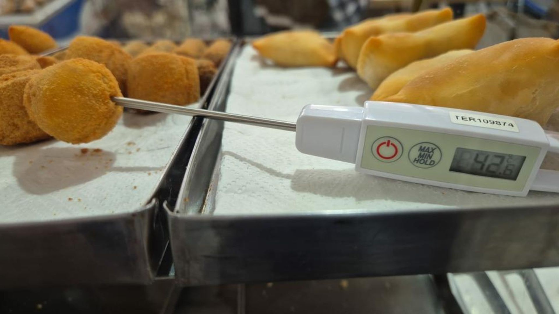 De carnes a cachaça sem procedência, operação apreende quase 1 tonelada de alimentos impróprios para o consumo em supermercados do RS