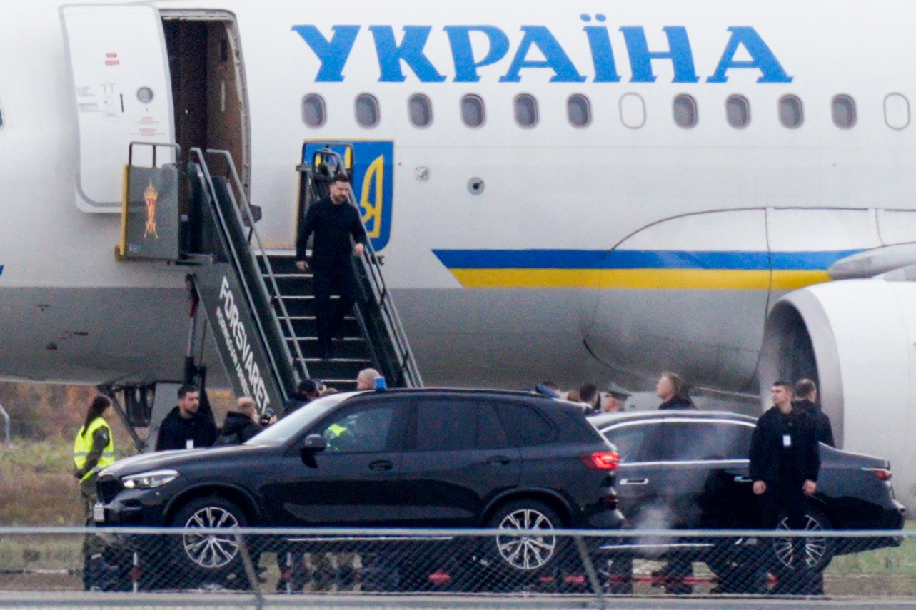 Ataque aéreo russo mata sete pessoas na Ucrânia enquanto Zelensky se reúne com autoridades dos EUA e da Europa