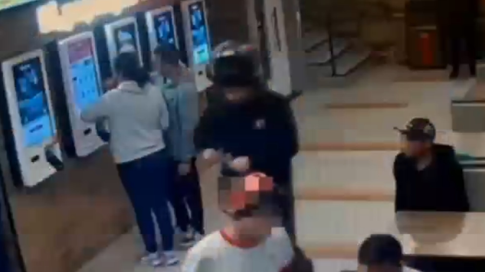 
Vídeo mostra homem esfaqueando funcionário de hamburgueria em Mogi das Cruzes