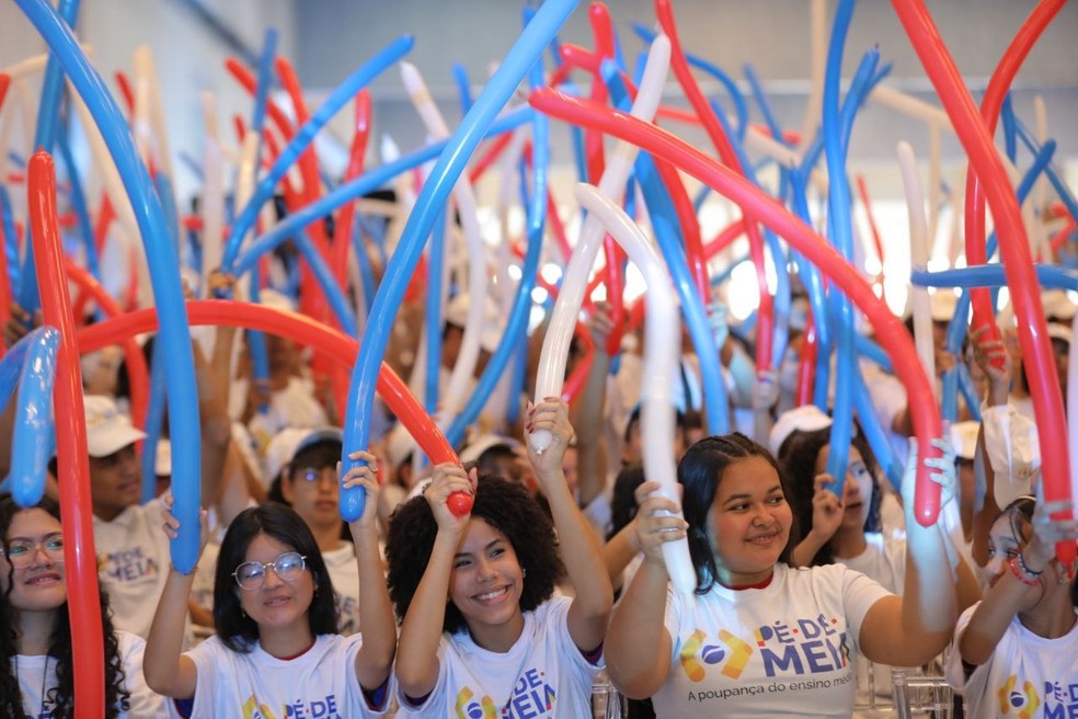 Estudantes participam do lançamento do programa Pé de Meia, em Manaus — Foto: Secom