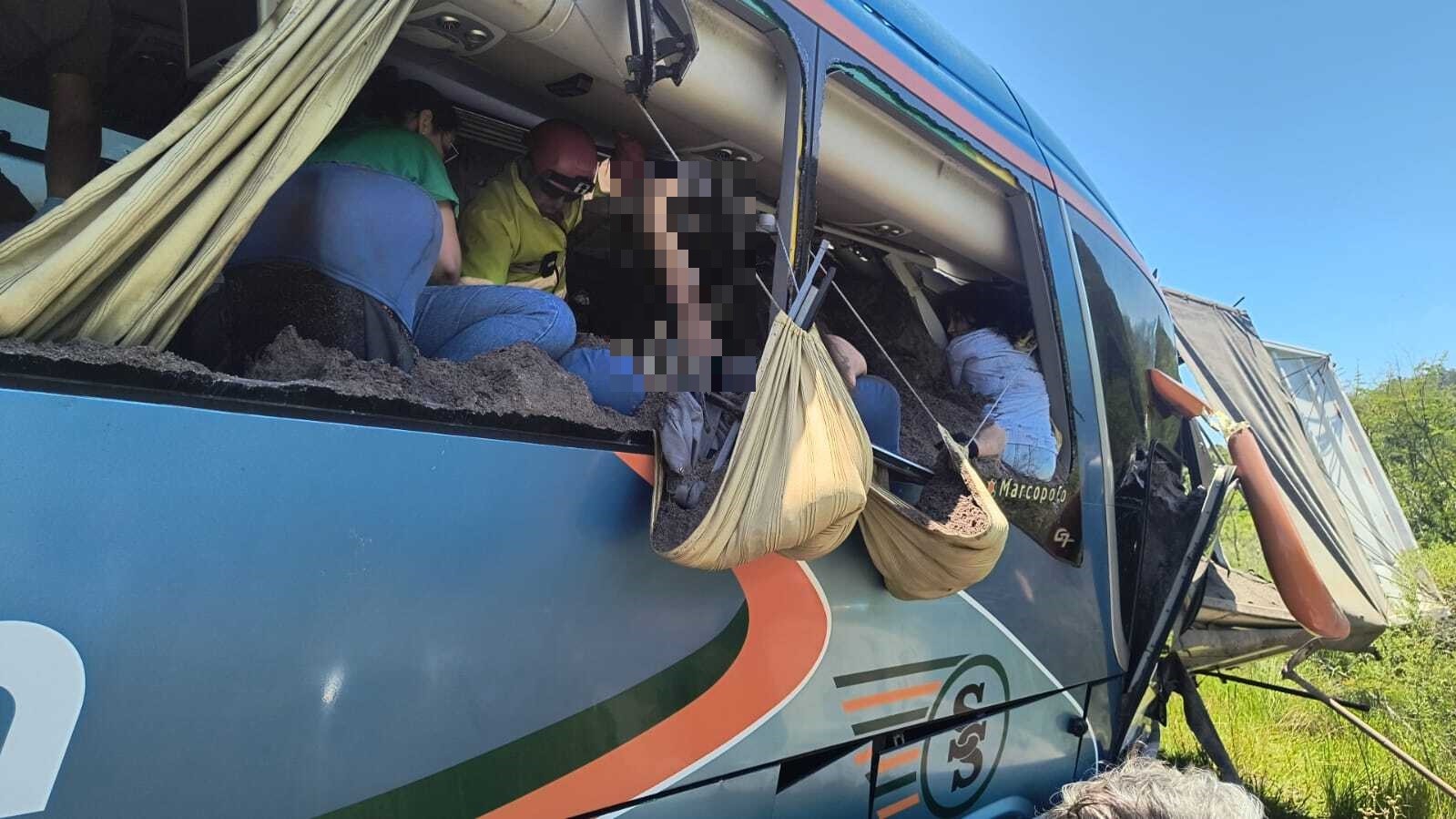 Sobreviventes ficaram soterrados por carga de areia durante 5 horas até serem resgatados em acidente entre ônibus e caminhão no RS