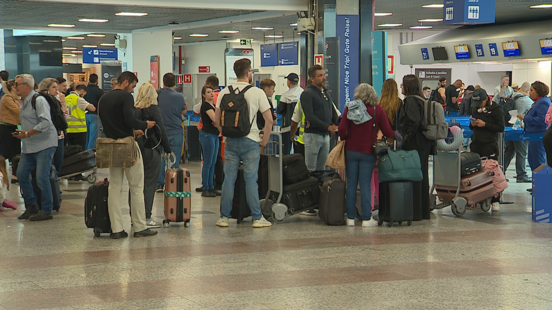 Pista do Aeroporto Salgado Filho recebe última camada de asfalto antes da retomada de voos internacionais