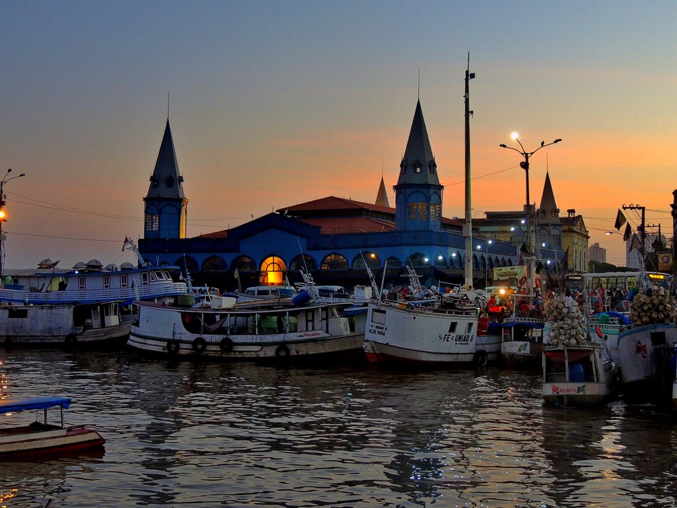 Amanhecer no Ver-o-Peso, um dos mercados públicos mais antigos do país e patrimônio material de Belém, no Pará. — Foto: Domínio Público