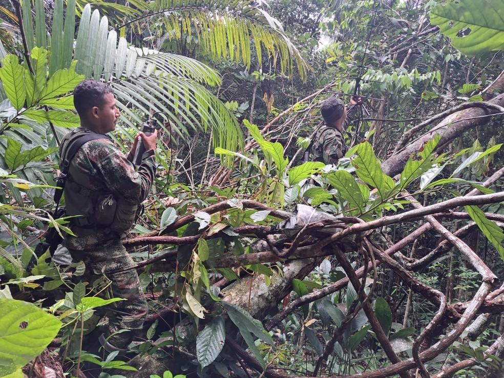 Capitão do Exército Ender Etiel (à esquerda), durante operação para buscar irmãos que passaram 40 dias na selva colombiana, em maio de 2023.  — Foto: Arquivo pessoal/ Ender Etiel 