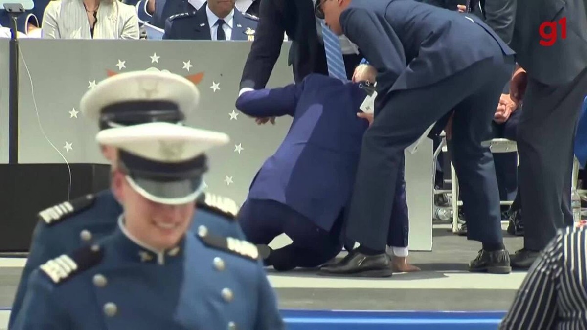 VIDEO: Joe Biden tropieza y cae en la ceremonia de la Academia de la Fuerza Aérea de EE. UU. |  mundo