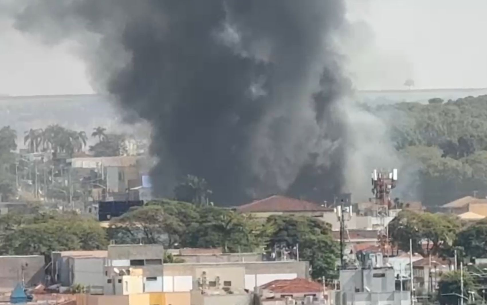 Incêndio atinge loja na zona sul de Ribeirão Preto; proporção da fumaça assusta moradores 