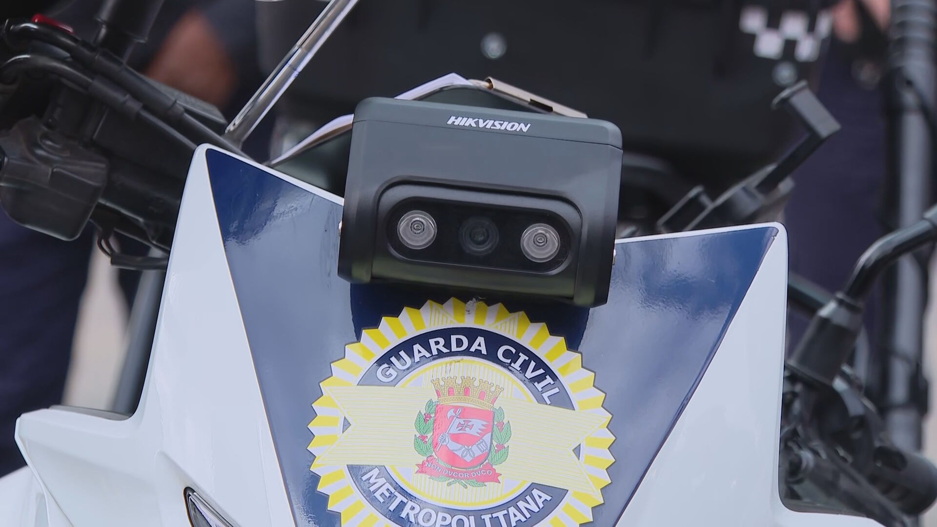 Nunes e Tarcísio entregam 100 câmeras do Smart Sampa para motos da GCM e da PM da cidade de SP 